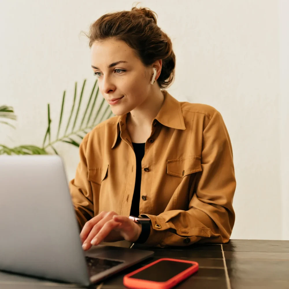 mujer alegre ordenador